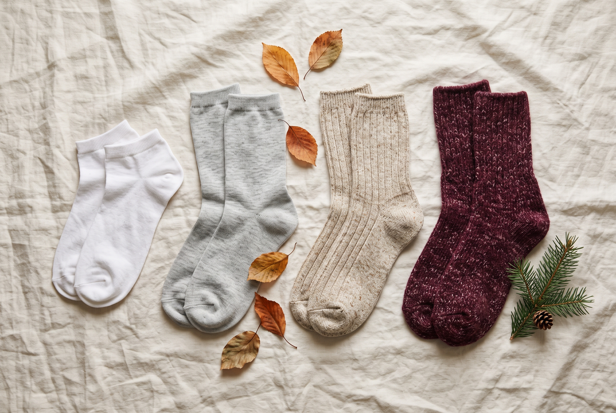 Quatre paires de chaussettes du coton fin à la laine épaisse, avec des feuilles d'automne Image