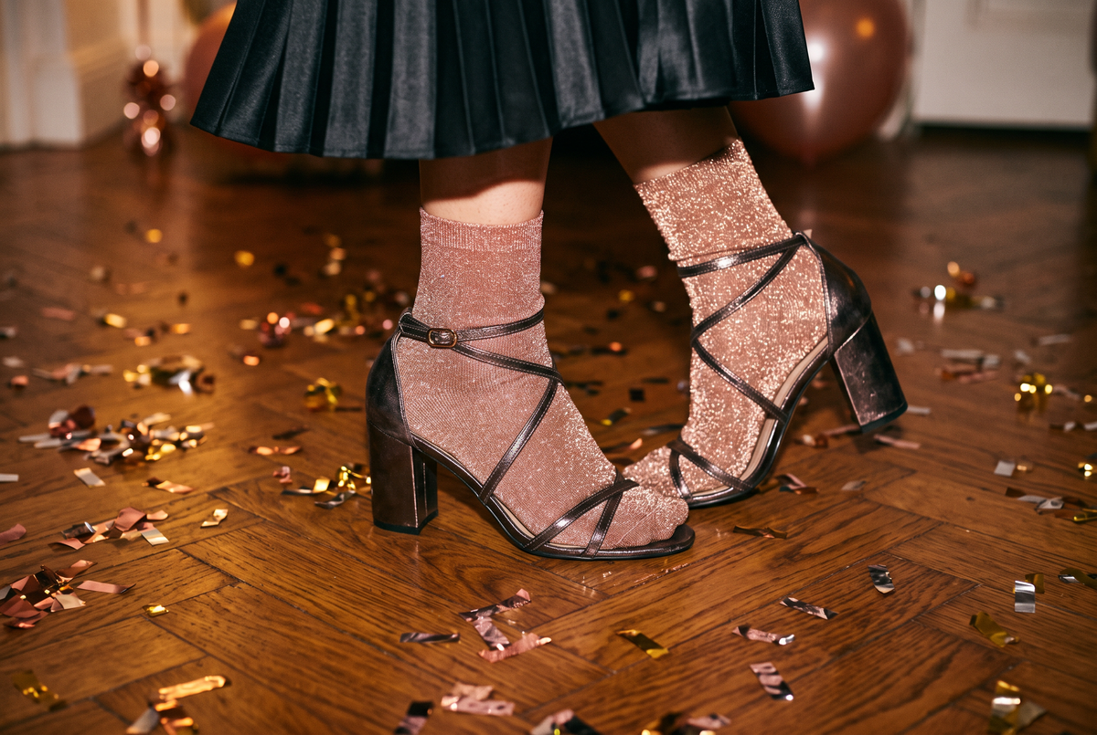 Chaussettes à paillettes rose doré portées avec des sandales à talons