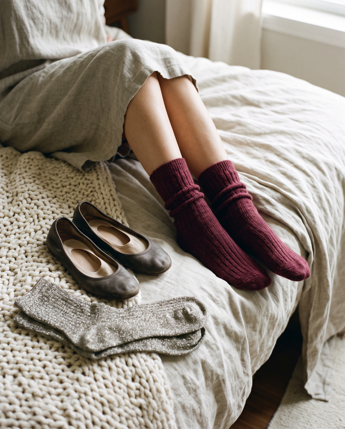 Chaussettes hautes femme en laine bordeaux, ballerines et chaussettes chinées Image
